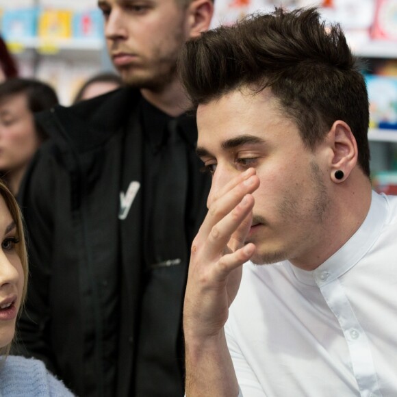 Exclusif - EnjoyPhoenix (Marie Lopez) dédicace son livre "Carnet de routes " à la foire du livre de Bruxelles, Belgique, le 10 mars 2017.