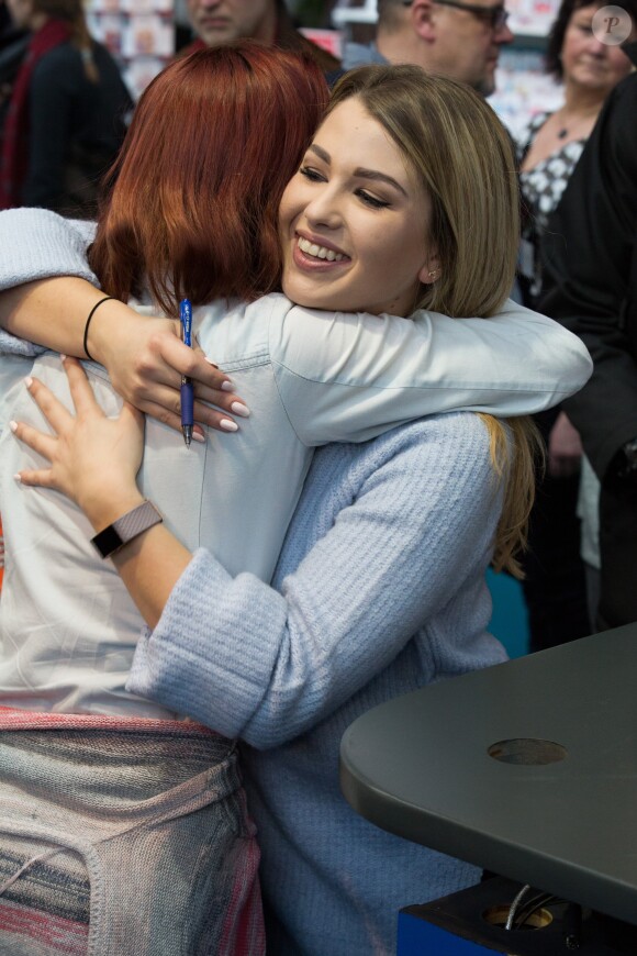 Exclusif - EnjoyPhoenix (Marie Lopez) dédicace son livre "Carnet de routes " à la foire du livre de Bruxelles, Belgique, le 10 mars 2017.