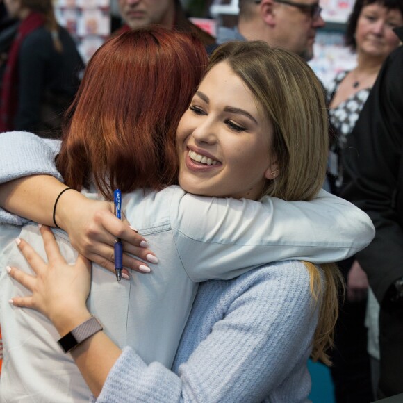 Exclusif - EnjoyPhoenix (Marie Lopez) dédicace son livre "Carnet de routes " à la foire du livre de Bruxelles, Belgique, le 10 mars 2017.