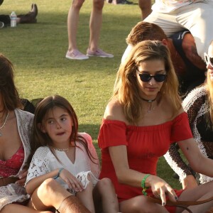 Alessandra Ambrosio, sa fille Anja Mazur, Ana Beatriz Barros et des amies au festival de Coachella à Indio, le 16 avril 2017.