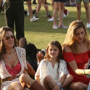 Alessandra Ambrosio, sa fille Anja Mazur, Ana Beatriz Barros et des amies au festival de Coachella à Indio, le 16 avril 2017.