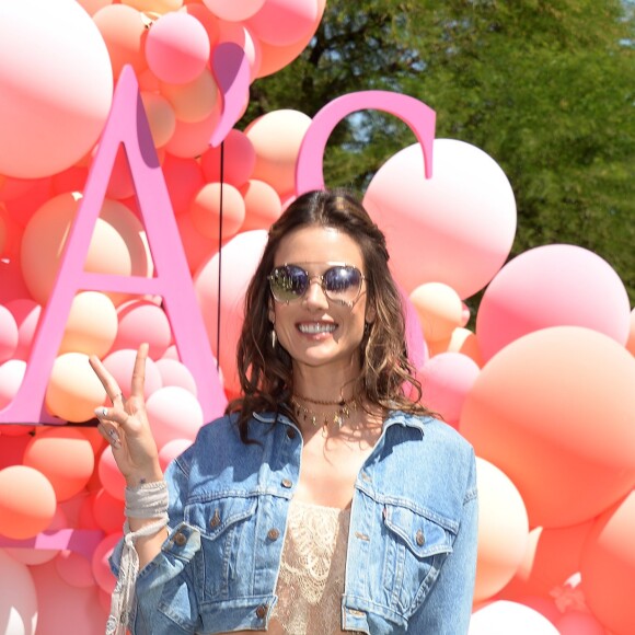 Alessandra Ambrosio à l'Angel Oasis de Victoria's Secret, en marge du festival de Coachella. Palm Springs, le 14 avril 2017.