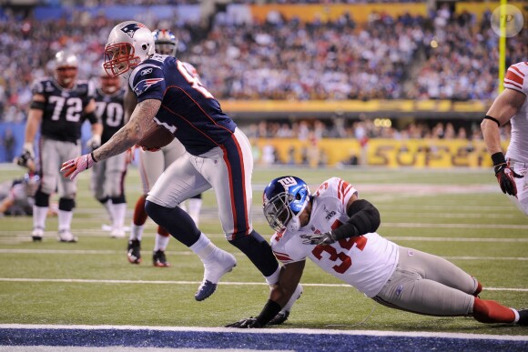 Aaron Hernandez des New England Patriots inscrit un touchdown lors du Super Bowl XLVI au Lucas Oil Stadium d'Indianapolis, le 5 février 2012