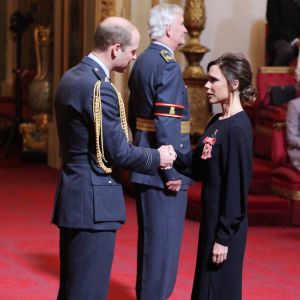 Victoria Beckham reçoit les insignes d'OBE (Excellentissime Ordre de l'Empire Britannique) du prince William à Buckingham Palace. Londres, le 19 avril 2017.