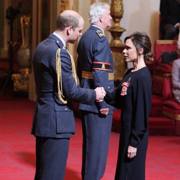 Victoria Beckham reçoit les insignes d'OBE (Excellentissime Ordre de l'Empire Britannique) du prince William à Buckingham Palace. Londres, le 19 avril 2017.