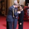 Victoria Beckham reçoit les insignes d'OBE (Excellentissime Ordre de l'Empire Britannique) du prince William à Buckingham Palace. Londres, le 19 avril 2017.