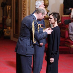 Victoria Beckham reçoit les insignes d'OBE (Excellentissime Ordre de l'Empire Britannique) du prince William à Buckingham Palace. Londres, le 19 avril 2017.