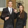 David Beckham, son insigne d'OBE et son épouse Victoria à Buckingham Palace. Londres, le 27 novembre 2003.