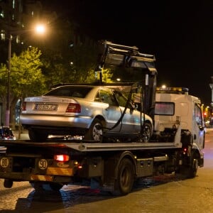 Les équipes de l'identité judiciaire inspectent les lieux de l'attaque, le car de police pris pour cible et la voiture du terroriste. Le terroriste a été abattu après avoir ouvert le feu sur un véhicule de police, faisant 1 mort et 2 bléssés chez les policiers et blessant également un passant. L'attaque a peu de temps après été revendiquée par le groupe terroriste Etat Islamique (EI, Daech). Paris, le 20 avril 2017.