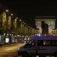 Les forces de police et les militaires sur les Champs-Elysées après l'attaque terroriste. Le terroriste a été abattu après avoir ouvert le feu sur un véhicule de police, faisant 1 mort et 2 bléssés chez les policiers et blessant également un passant. L'attaque a peu de temps après été revendiquée par le groupe terroriste Etat Islamique (EI, Daech). Paris, le 20 avril 2017.