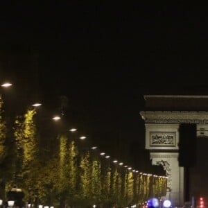 Les forces de police et les militaires sur les Champs-Elysées après l'attaque terroriste. Le terroriste a été abattu après avoir ouvert le feu sur un véhicule de police, faisant 1 mort et 2 bléssés chez les policiers et blessant également un passant. L'attaque a peu de temps après été revendiquée par le groupe terroriste Etat Islamique (EI, Daech). Paris, le 20 avril 2017.