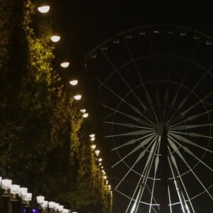 Les forces de police et les militaires sur les Champs-Elysées après l'attaque terroriste. Le terroriste a été abattu après avoir ouvert le feu sur un véhicule de police, faisant 1 mort et 2 bléssés chez les policiers et blessant également un passant. L'attaque a peu de temps après été revendiquée par le groupe terroriste Etat Islamique (EI, Daech). Paris, le 20 avril 2017.