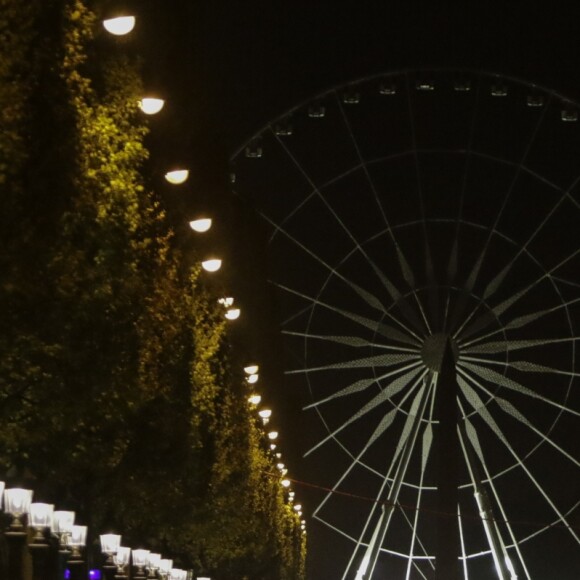 Les forces de police et les militaires sur les Champs-Elysées après l'attaque terroriste. Le terroriste a été abattu après avoir ouvert le feu sur un véhicule de police, faisant 1 mort et 2 bléssés chez les policiers et blessant également un passant. L'attaque a peu de temps après été revendiquée par le groupe terroriste Etat Islamique (EI, Daech). Paris, le 20 avril 2017.