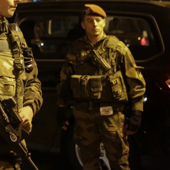 Les forces de police et les militaires sur les Champs-Elysées après l'attaque terroriste. Le terroriste a été abattu après avoir ouvert le feu sur un véhicule de police, faisant 1 mort et 2 bléssés chez les policiers et blessant également un passant. L'attaque a peu de temps après été revendiquée par le groupe terroriste Etat Islamique (EI, Daech). Paris, le 20 avril 2017.