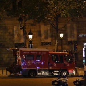 Les forces de police et les militaires sur les Champs-Elysées après l'attaque terroriste. Le terroriste a été abattu après avoir ouvert le feu sur un véhicule de police, faisant 1 mort et 2 bléssés chez les policiers et blessant également un passant. L'attaque a peu de temps après été revendiquée par le groupe terroriste Etat Islamique (EI, Daech). Paris, le 20 avril 2017.