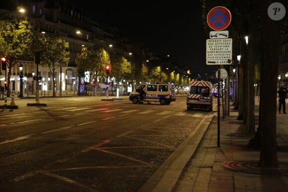 Les forces de police et les militaires sur les Champs-Elysées après l'attaque terroriste. Le terroriste a été abattu après avoir ouvert le feu sur un véhicule de police, faisant 1 mort et 2 bléssés chez les policiers et blessant également un passant. L'attaque a peu de temps après été revendiquée par le groupe terroriste Etat Islamique (EI, Daech). Paris, le 20 avril 2017.