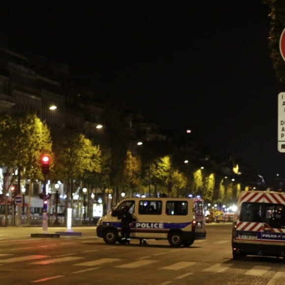 Les forces de police et les militaires sur les Champs-Elysées après l'attaque terroriste. Le terroriste a été abattu après avoir ouvert le feu sur un véhicule de police, faisant 1 mort et 2 bléssés chez les policiers et blessant également un passant. L'attaque a peu de temps après été revendiquée par le groupe terroriste Etat Islamique (EI, Daech). Paris, le 20 avril 2017.