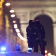 Policiers sur l'avenue des Champs-Elysées bloquée car des coups de feu à l'arme lourde ont été tirés à Paris, le 20 avril 2017. Un agent de police a été tué et un autre blessé lors de la fusillade. Un assaillant a été abattu.