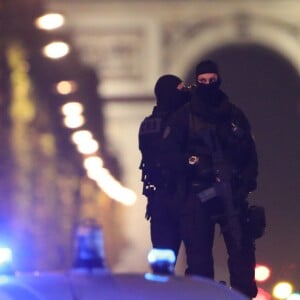 Policiers sur l'avenue des Champs-Elysées bloquée car des coups de feu à l'arme lourde ont été tirés à Paris, le 20 avril 2017. Un agent de police a été tué et un autre blessé lors de la fusillade. Un assaillant a été abattu.