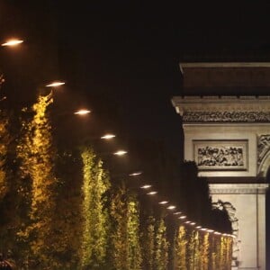 L'avenue des Champs-Elysées bloquée par des policiers car des coups de feu à l'arme lourde ont été tirés à Paris, le 20 avril 2017. Un agent de police a été tué et un autre blessé lors de la fusillade. Un assaillant a été abattu.