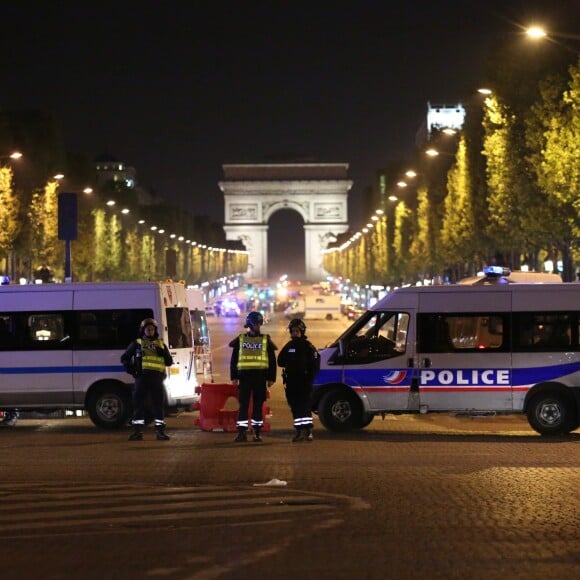 L'avenue des Champs-Elysées bloquée par des policiers car des coups de feu à l'arme lourde ont été tirés à Paris, le 20 avril 2017. Un agent de police a été tué et un autre blessé lors de la fusillade. Un assaillant a été abattu.