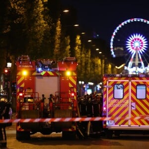 L'avenue des Champs-Elysées bloquée par des policiers car des coups de feu à l'arme lourde ont été tirés à Paris, le 20 avril 2017. Un agent de police a été tué et un autre blessé lors de la fusillade. Un assaillant a été abattu.