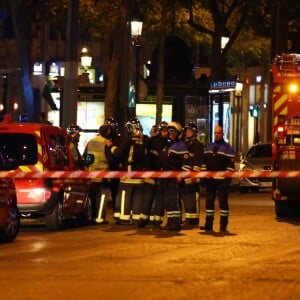 L'avenue des Champs-Elysées bloquée par des policiers car des coups de feu à l'arme lourde ont été tirés à Paris, le 20 avril 2017. Un agent de police a été tué et un autre blessé lors de la fusillade. Un assaillant a été abattu.