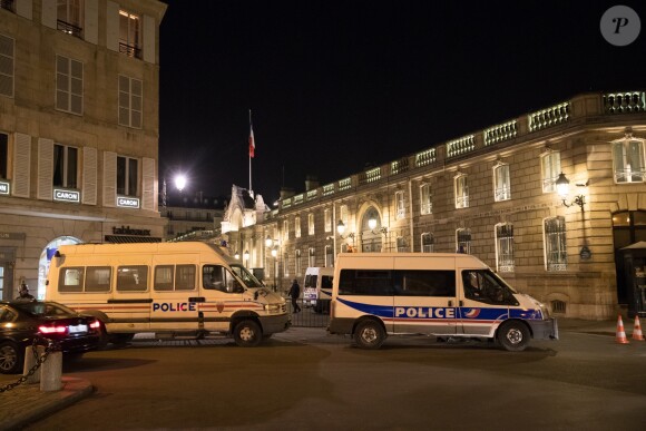 Exclusif - Des renforts sont en place devant l'Elysée et la Place Beauvau suite à l'attaque terroriste des Champs-Elysées. Le terroriste a été abattu après avoir ouvert le feu sur un véhicule de police, faisant 1 mort et 2 bléssés chez les policiers et blessant également un passant. L'attaque a peu de temps après été revendiquée par le groupe terroriste Etat Islamique (EI, Daech). Paris, le 20 avril 2017.