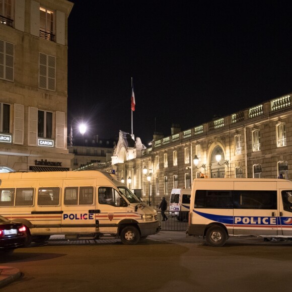 Exclusif - Des renforts sont en place devant l'Elysée et la Place Beauvau suite à l'attaque terroriste des Champs-Elysées. Le terroriste a été abattu après avoir ouvert le feu sur un véhicule de police, faisant 1 mort et 2 bléssés chez les policiers et blessant également un passant. L'attaque a peu de temps après été revendiquée par le groupe terroriste Etat Islamique (EI, Daech). Paris, le 20 avril 2017.