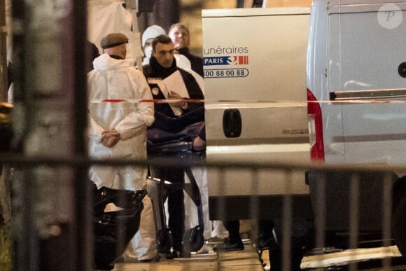 Un corps (celui du terroriste ou du policier) est évacué. Le terroriste a été abattu après avoir ouvert le feu sur un véhicule de police, faisant 1 mort et 2 bléssés chez les policiers et blessant également un passant. L'attaque a peu de temps après été revendiquée par le groupe terroriste Etat Islamique (EI, Daech). Paris, le 20 avril 2017.
