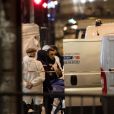 Un corps (celui du terroriste ou du policier) est évacué. Le terroriste a été abattu après avoir ouvert le feu sur un véhicule de police, faisant 1 mort et 2 bléssés chez les policiers et blessant également un passant. L'attaque a peu de temps après été revendiquée par le groupe terroriste Etat Islamique (EI, Daech). Paris, le 20 avril 2017.