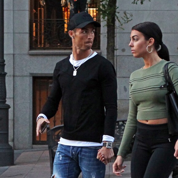 Cristiano Ronaldo se promène avec son fils Cristiano Ronaldo Jr et sa compagne Georgina Rodriguez à Madrid, le 20 avril 2017.