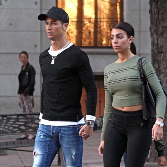 Cristiano Ronaldo se promène avec son fils Cristiano Ronaldo Jr et sa compagne Georgina Rodriguez à Madrid, le 20 avril 2017.