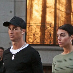 Cristiano Ronaldo se promène avec son fils Cristiano Ronaldo Jr et sa compagne Georgina Rodriguez à Madrid, le 20 avril 2017.