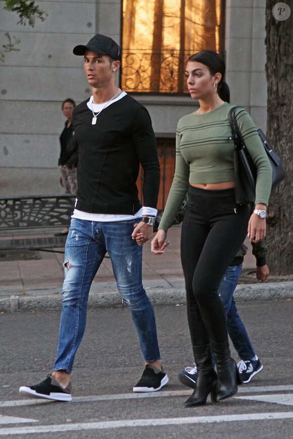 Cristiano Ronaldo se promène avec son fils Cristiano Ronaldo Jr et sa compagne Georgina Rodriguez à Madrid, le 20 avril 2017.