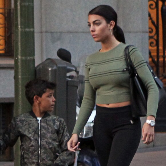 Cristiano Ronaldo se promène avec son fils Cristiano Ronaldo Jr et sa compagne Georgina Rodriguez à Madrid, le 20 avril 2017.