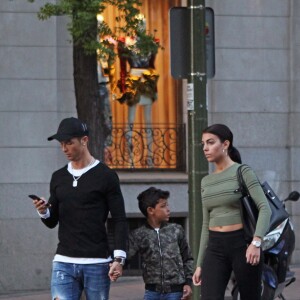 Cristiano Ronaldo se promène avec son fils Cristiano Ronaldo Jr et sa compagne Georgina Rodriguez à Madrid, le 20 avril 2017.