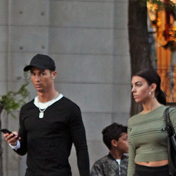Cristiano Ronaldo se promène avec son fils Cristiano Ronaldo Jr et sa compagne Georgina Rodriguez à Madrid, le 20 avril 2017.7.