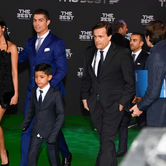 Cristiano Ronaldo, son fils Cristiano Jr et sa compagne Georgina Rodriguez au photocall des FIFA Football Awards à Zurich le 9 janvier 2017.