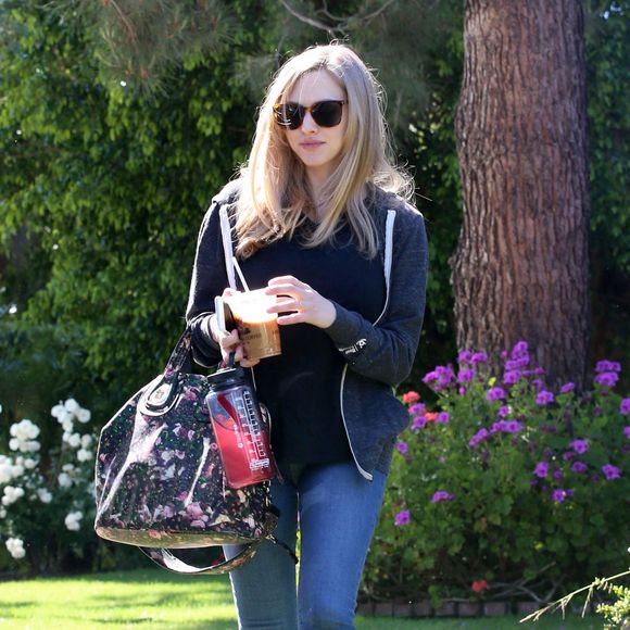 Amanda Seyfried et son mari Thomas Sadoski sortent de chez des amis à Studio City. Los Angeles, le 20 avril 2017.