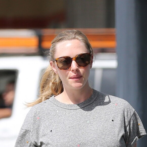 Exclusif - Amanda Seyfried (enceinte) se promène dans les rues de Santa Monica. Le 14 mars 2017