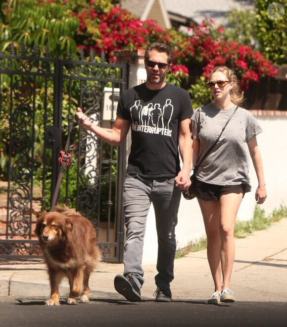 Exclusif - Amanda Seyfried promène son chien avec son mari Thomas Sadoski dans les rues de Los Angeles, le 14 avril 2017