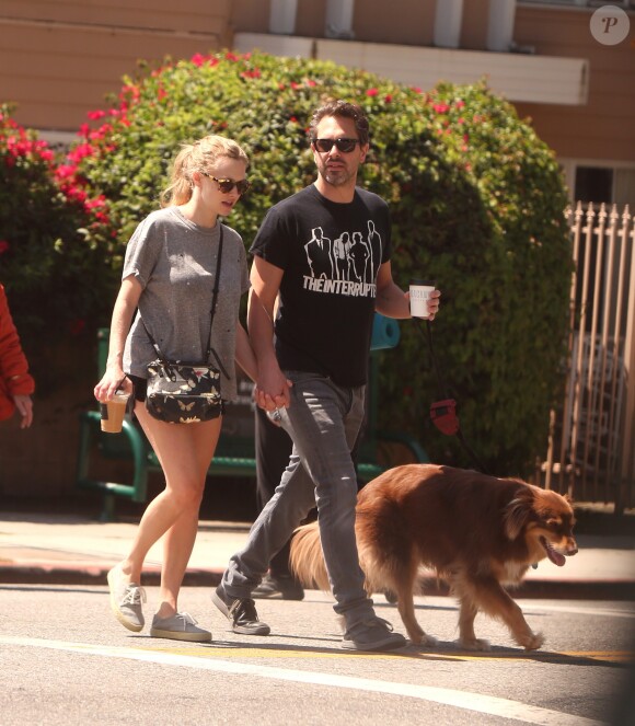 Exclusif - Amanda Seyfried promène son chien avec son mari Thomas Sadoski dans les rues de Los Angeles, le 14 avril 2017 © CPA/Bestimage14/04/2017 - Los Angeles