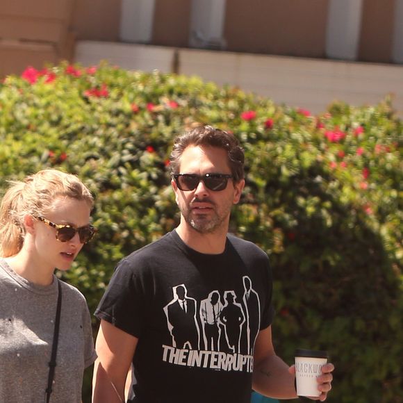 Exclusif - Amanda Seyfried promène son chien avec son mari Thomas Sadoski dans les rues de Los Angeles, le 14 avril 2017 © CPA/Bestimage14/04/2017 - Los Angeles