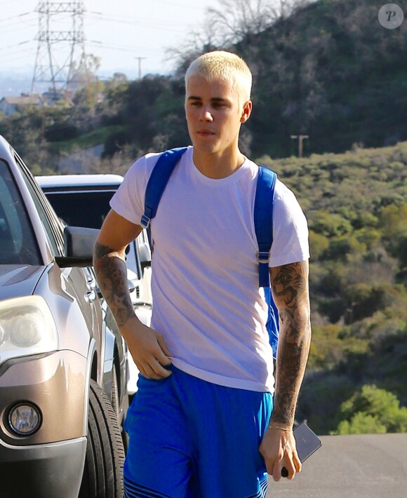Justin Bieber arrive au volant de sa jeep Mercedes et fait une balade sur les hauteurs de Los Angeles, le 28 février 2017