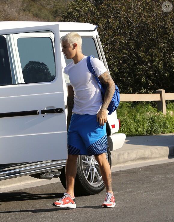 Justin Bieber arrive au volant de sa jeep Mercedes et fait une balade sur les hauteurs de Los Angeles, le 28 février 2017