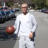 Justin Bieber se promène un ballon de basket à la main à Los Angeles, le 23 février 2017.