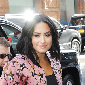 Demi Lovato se balade et signe des autographes dans les rues de New York, le 20 mars 2017