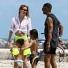Le top model Doutzen Kroes en pleine séance photo sur la plage de Miami, en présence de son mari Sunnery James et de leurs enfants Phyllon et Myllena. Le 24 avril 2017.