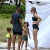 Le top model Doutzen Kroes en pleine séance photo sur la plage de Miami, en présence de son mari Sunnery James et de leurs enfants Phyllon et Myllena. Le 24 avril 2017.